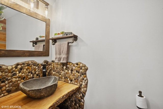 1039 Talbots Ln, Elk Grove Village, IL 60007 - bathroom view of a sink