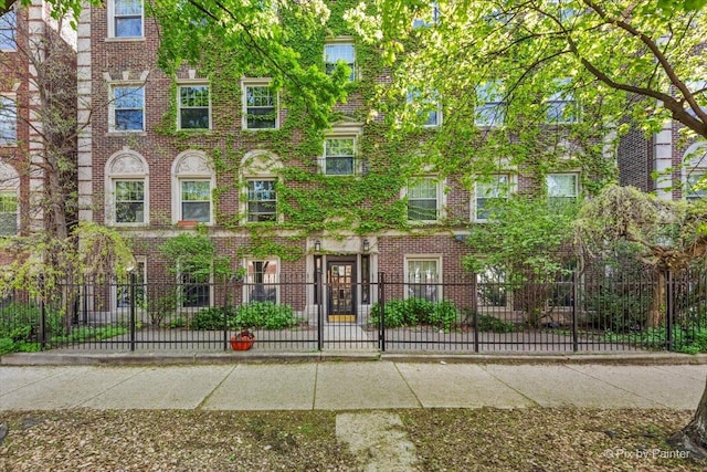 6121 N Hoyne Ave Unit 1S, Chicago, IL 60659 - view of front of property with brick siding and a fenced front yard