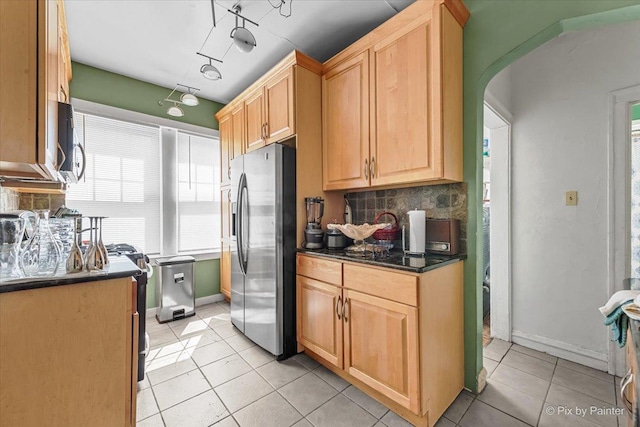 6121 N Hoyne Ave Unit 1S, Chicago, IL 60659 - kitchen featuring stainless steel appliances, arched walkways, tasteful backsplash, and dark countertops