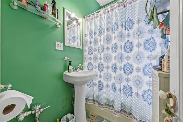 6121 N Hoyne Ave Unit 1S, Chicago, IL 60659 - full bathroom with shower / tub combo with curtain