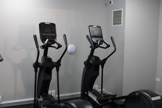 125 S Jefferson St Unit 1207, Chicago, IL 60661 - workout room featuring baseboards
