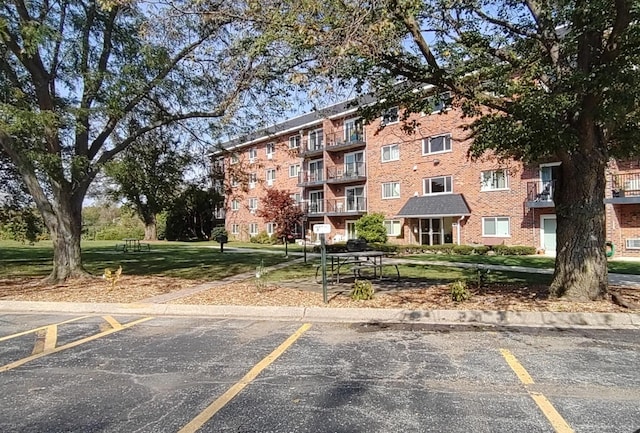100 W Park Circle Dr Unit 1C, Wheaton, IL 60187 - view of apartment building / complex with uncovered parking