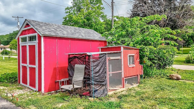 927 Clark St, Marseilles, IL 61341 - view of poultry coop with a yard