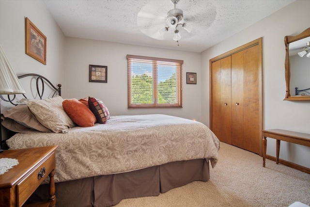 2210 Hedgewood Dr, Bloomington, IL 61704 - bedroom featuring carpet, a closet, a textured ceiling, and a ceiling fan