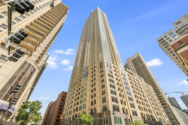 33 W Ontario St Unit Th5, Chicago, IL 60654 - view of building exterior with a view of city