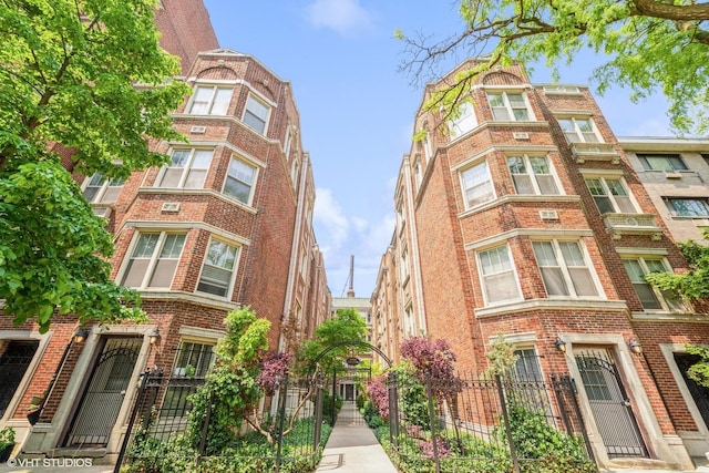 5412 N Kenmore Ave Unit 1W, Chicago, IL 60640 - view of property featuring a fenced front yard