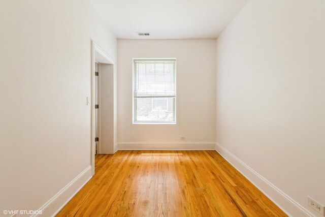 5412 N Kenmore Ave Unit 1W, Chicago, IL 60640 - empty room featuring light wood-style floors and baseboards