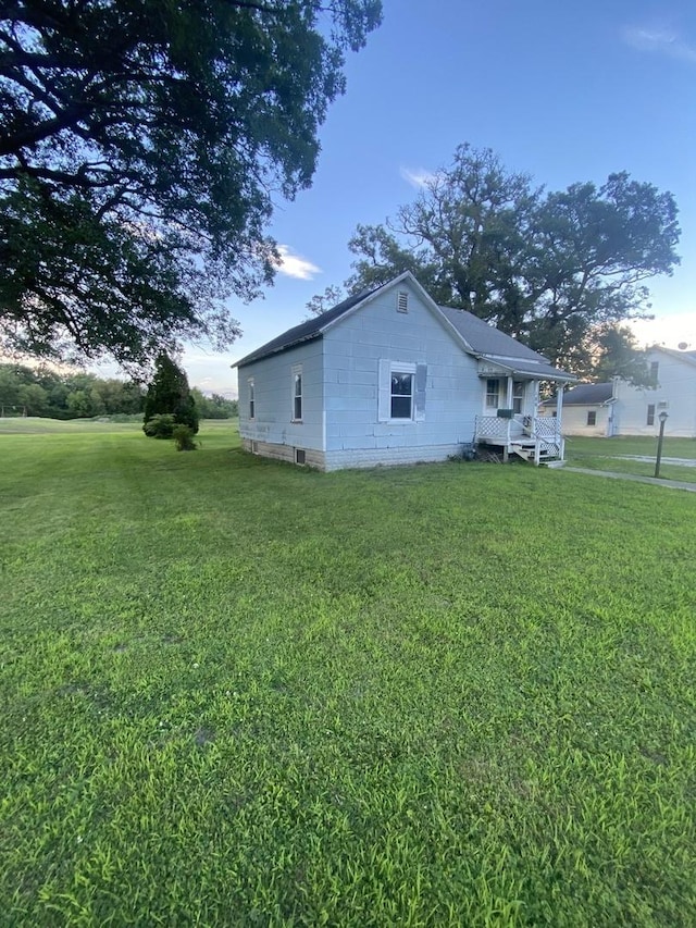 106 W Sheridan St, Watseka, IL 60970 - view of side of property with a yard