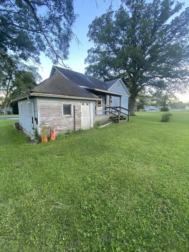 106 W Sheridan St, Watseka, IL 60970 - back of property with a yard