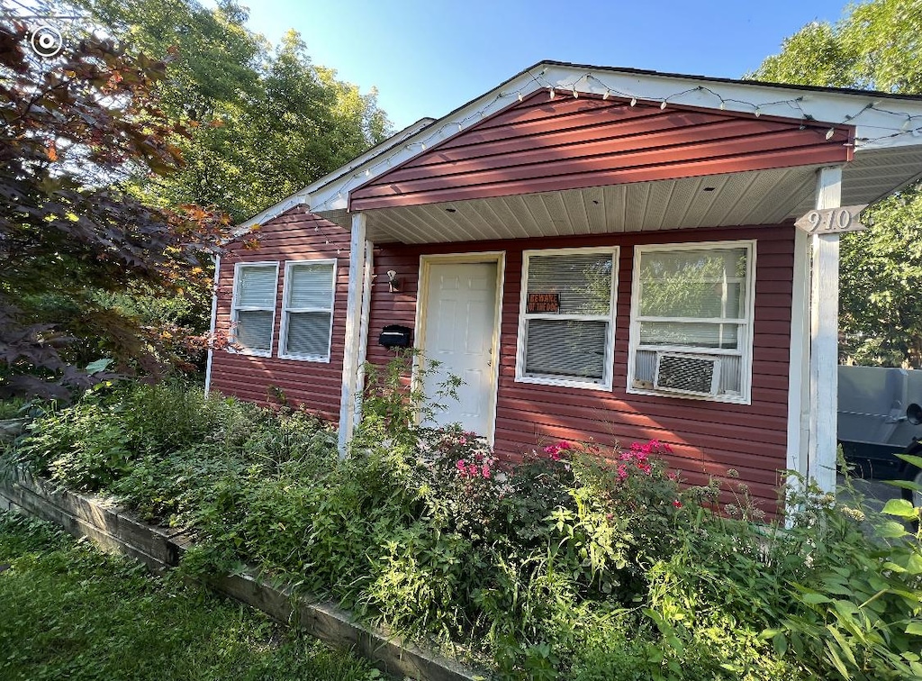 910 Cummings Ave, Waukegan, IL 60085 - bungalow-style house featuring cooling unit