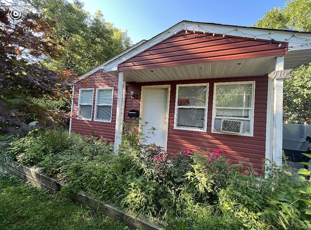 910 Cummings Ave, Waukegan, IL 60085 - bungalow-style house featuring cooling unit