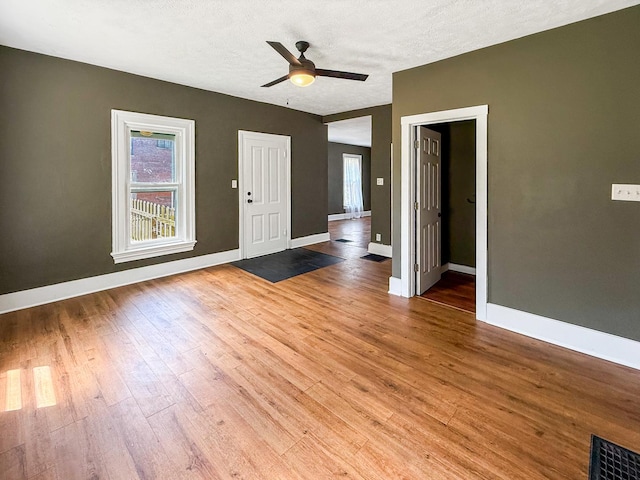 821 W Douglas St, Freeport, IL 61032 - foyer entrance with wood finished floors, a ceiling fan, and a textured ceiling