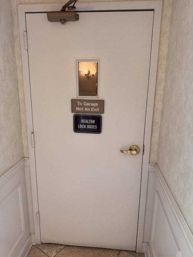 470 Fawell Blvd Unit 411, Glen Ellyn, IL 60137 - detailed view of a decorative wall and a wainscoted wall