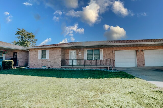 308 E Oak St, Watseka, IL 60970 - photo 1