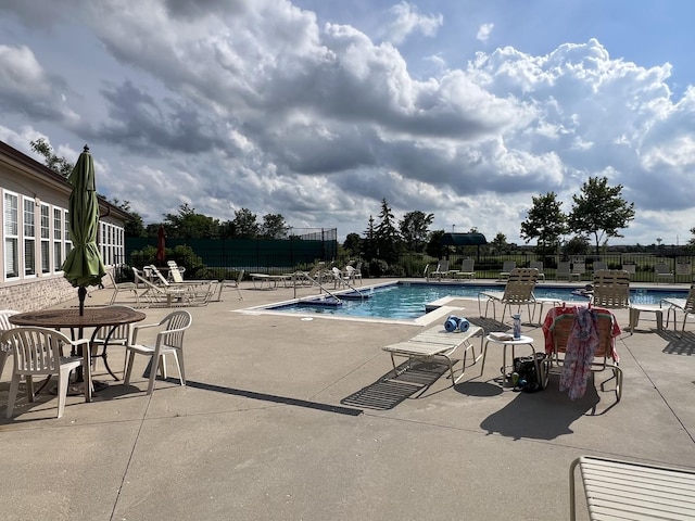 1137 Crestview Ln, Pingree Grove, IL 60140 - community pool with a patio