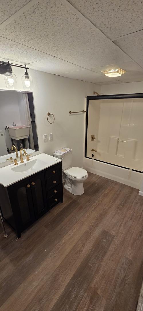 5406 N Arrow Dr, Peoria, IL 61614 - full bath featuring bathtub / shower combination, wood finished floors, and vanity