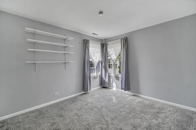 13 Willow Pkwy, Buffalo Grove, IL 60089 - empty room featuring carpet floors and a smoke detector