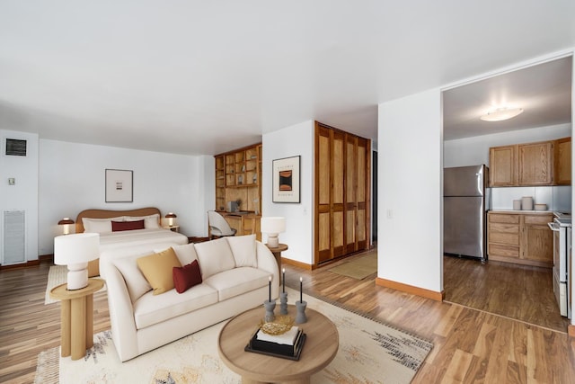 1030 N State St Unit 9G, Chicago, IL 60610 - living area featuring light wood-style flooring and baseboards