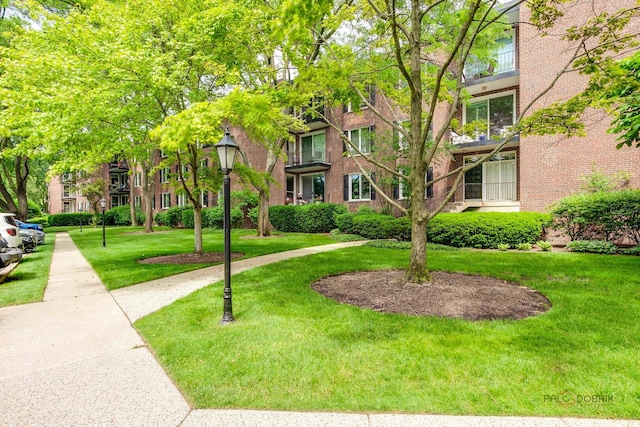 1350 N Western Ave Unit 106, Lake Forest, IL 60045 - view of property's community with a yard
