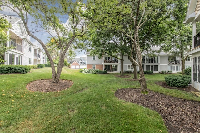 910 Persimmon Ln Unit B, Mount Prospect, IL 60056 - view of grassy yard