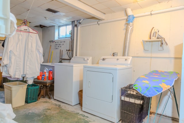 129 N Chase Ave, Bartlett, IL 60103 - laundry room featuring independent washer and dryer