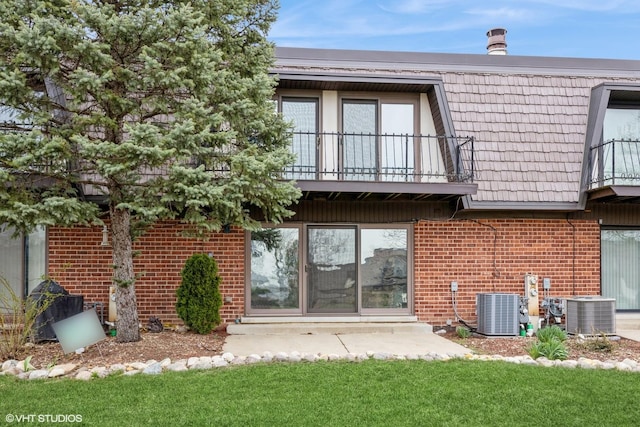 4 Cour La Salle Ct, Palos Hills, IL 60465 - back of property featuring a balcony, brick siding, mansard roof, and a yard