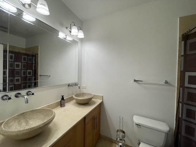 6938 S Dorchester Ave Unit 2, Chicago, IL 60637 - full bath with vanity and a shower with curtain