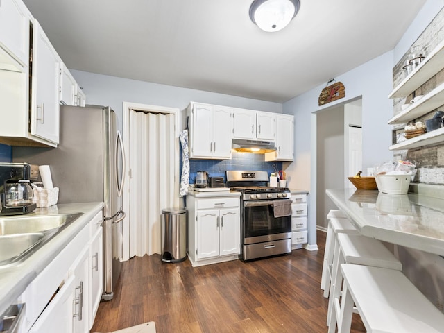 1400 Ashton Ct Unit B1, Wheeling, IL 60090 - kitchen featuring gas range, under cabinet range hood, white cabinetry, and tasteful backsplash