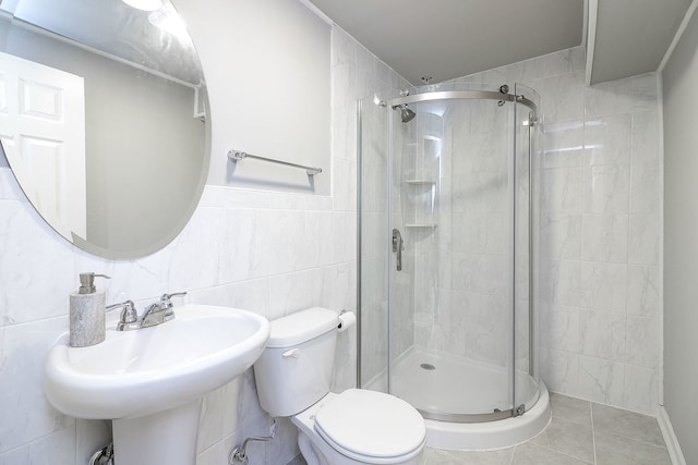 169 Waverly Ct, Bloomingdale, IL 60108 - full bath with a stall shower, tile walls, and tile patterned floors