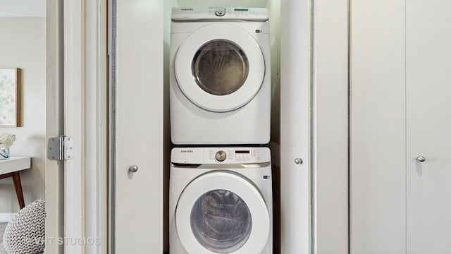 1845 N Marshfield Ave, Chicago, IL 60622 - laundry area with stacked washing machine and dryer