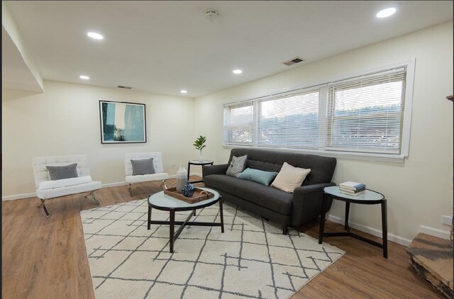 507 Wingate Dr, Schaumburg, IL 60193 - living area with light wood finished floors and recessed lighting