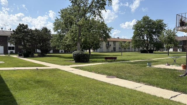 8924 Kenneth Dr Unit 1F, Des Plaines, IL 60016 - view of community featuring a yard
