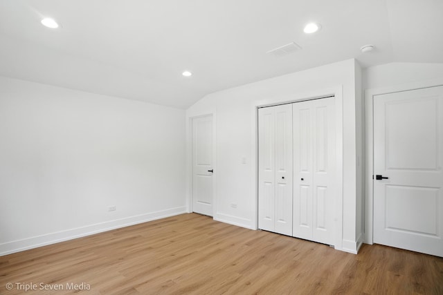 8100 Lockwood Ave, Burbank, IL 60459 - unfurnished bedroom with lofted ceiling, light wood-style flooring, recessed lighting, and a closet