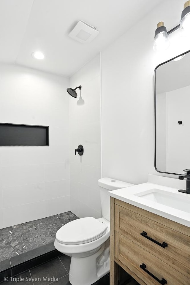 8100 Lockwood Ave, Burbank, IL 60459 - bathroom featuring vanity, tiled shower, tile patterned floors, and recessed lighting
