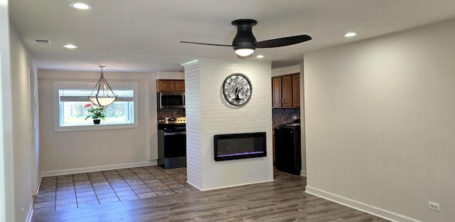 1607 Warwick Ln, Schaumburg, IL 60193 - kitchen featuring appliances with stainless steel finishes, ceiling fan, decorative backsplash, recessed lighting, and dark wood finished floors