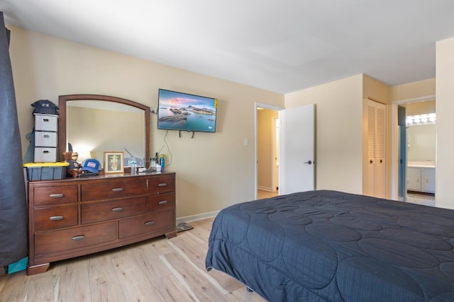 7100 W 95th St Unit 110, Oak Lawn, IL 60453 - bedroom with light wood finished floors, ensuite bathroom, and a closet