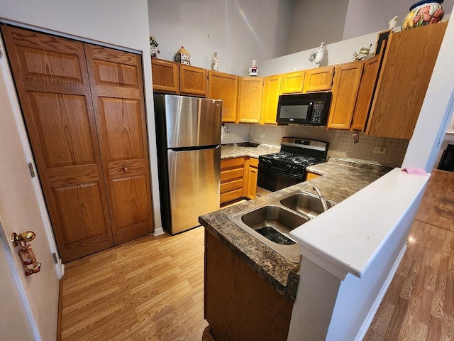 1036 Georgian Pl, Bartlett, IL 60103 - kitchen featuring black appliances, light wood-type flooring, and tasteful backsplash