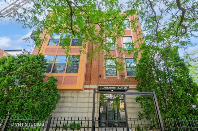 3944 N Claremont Ave Unit 303, Chicago, IL 60618 - photo 1