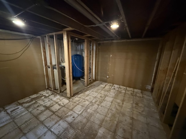 1826 Albert Ln, Wilmington, IL 60481 - unfinished basement with a water pressure tank