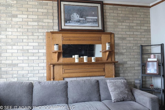 5942 S Calumet Ave, Chicago, IL 60637 - living area with crown molding