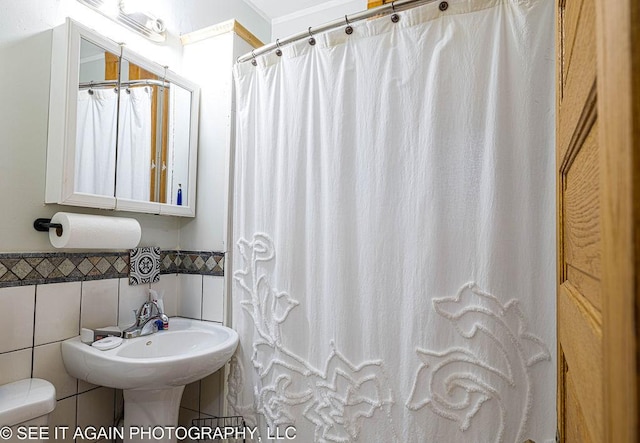 5942 S Calumet Ave, Chicago, IL 60637 - full bath with a wainscoted wall, tile walls, and a shower with curtain