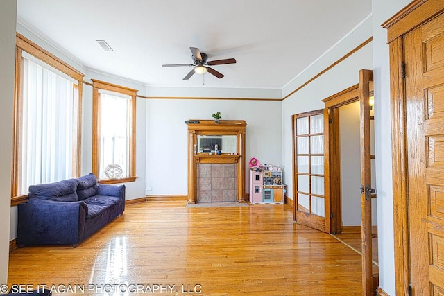 5942 S Calumet Ave, Chicago, IL 60637 - living area featuring light wood-style floors, a ceiling fan, and crown molding