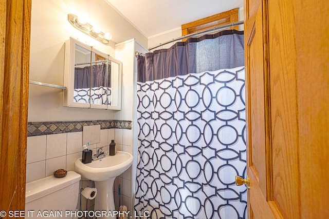 5942 S Calumet Ave, Chicago, IL 60637 - full bath with a shower with curtain, wainscoting, and tile walls