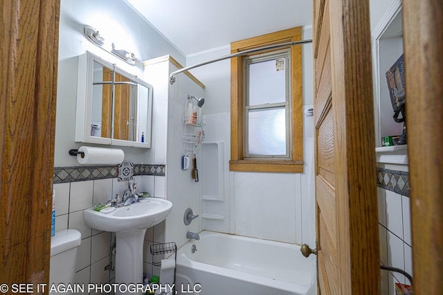 5942 S Calumet Ave, Chicago, IL 60637 - bathroom featuring tile walls, shower / bath combination, and a wainscoted wall