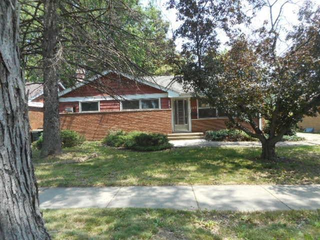 219 N Wilke Rd, Arlington Heights, IL 60005 - single story home featuring a front lawn and brick siding
