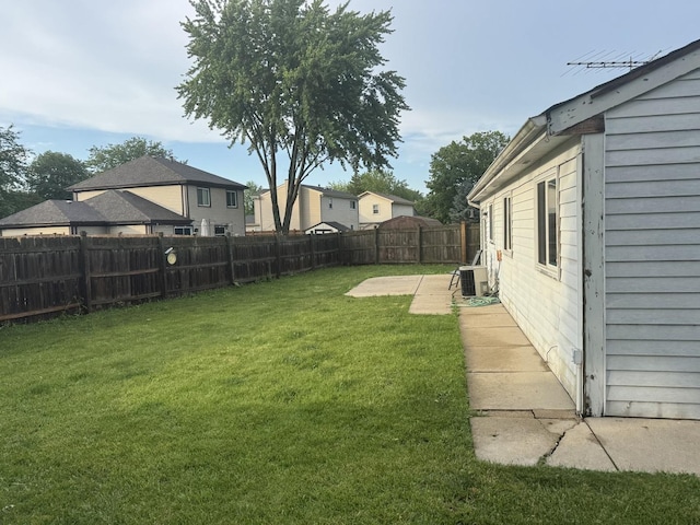 662 Berwick Pl, Roselle, IL 60172 - fenced backyard featuring a residential view and a patio area