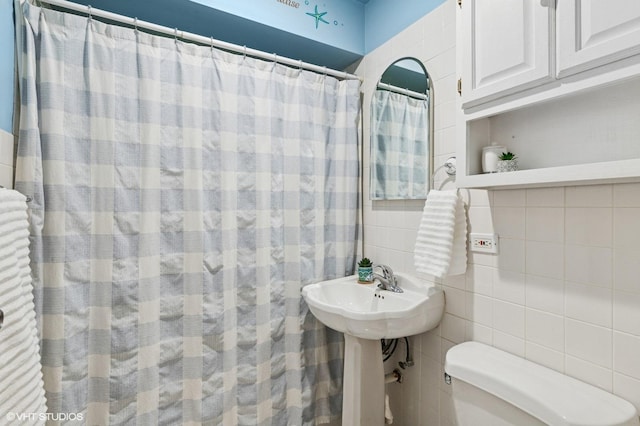 200 E Park Ave, Bloomingdale, IL 60108 - full bathroom with tile walls, a shower with shower curtain, and backsplash