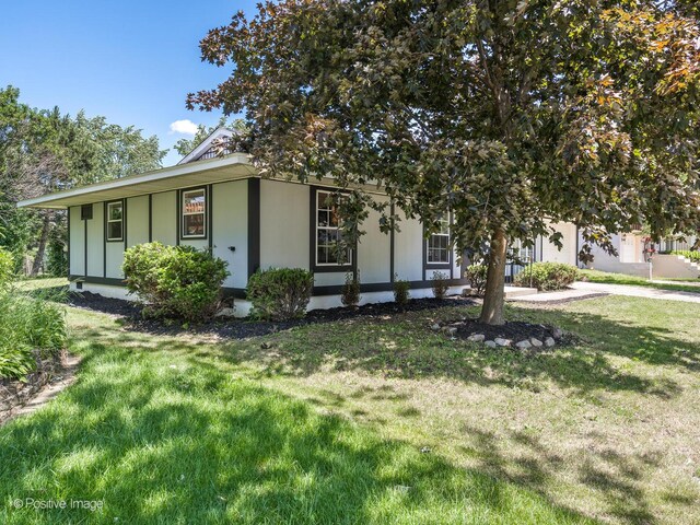 622 Pleasant Pl, Streamwood, IL 60107 - view of front of home with a front yard