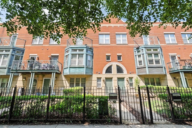 4518 S Woodlawn Ave Unit 4518, Chicago, IL 60653 - view of apartment building / complex with a fenced front yard