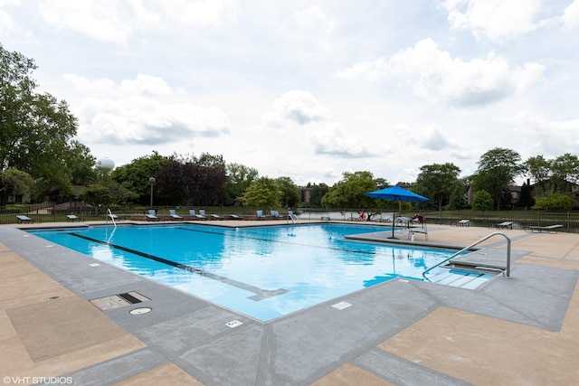 601 Lake Hinsdale Dr Unit 104, Willowbrook, IL 60527 - community pool with a patio